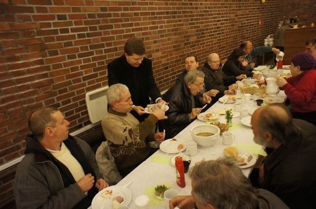 Poznań: Wielkanocne śniadanie w Caritas [ZDJĘCIA FILM] 