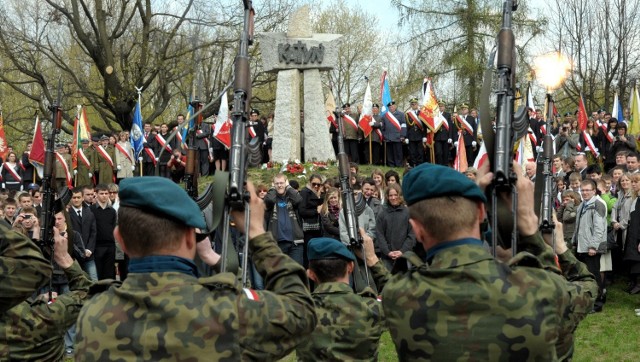 Salwa honorowa na cześć tysięcy Polaków zamordowanych w Katyniu, Charkowie i Miednoje