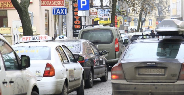 Mieszkańcy ul. Peowiaków skarżą się, że postój taxi odebrał im miejsca parkingowe