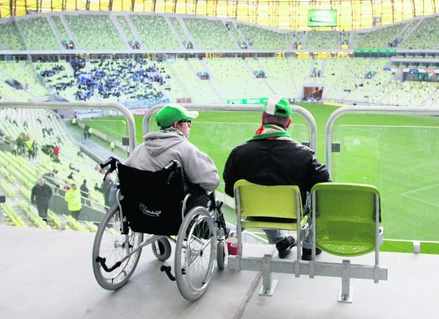 Niepełnosprawni na stadionie PGE Arena w Gdańsku mają czuć się dobrze. Pierwsi już oglądają mecze ligowe Lechii, ale prawdziwym egzaminem będą piłkarskie mistrzostwa Europy