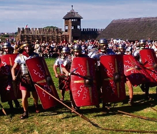 Rzymscy legioniści karnie ustawiają się w kolejce po Slisky