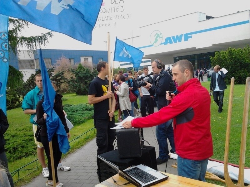 Studenci AWF protestowali przeciw deregulacji zawodów.