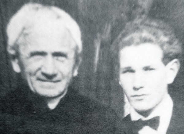 Ks. Wallach z dzielnym ministrantem Józefem w 1946 roku
