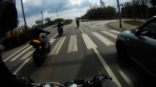 Szaleńczy wyścig motocykli i quadów w Katowicach [WIDEO]