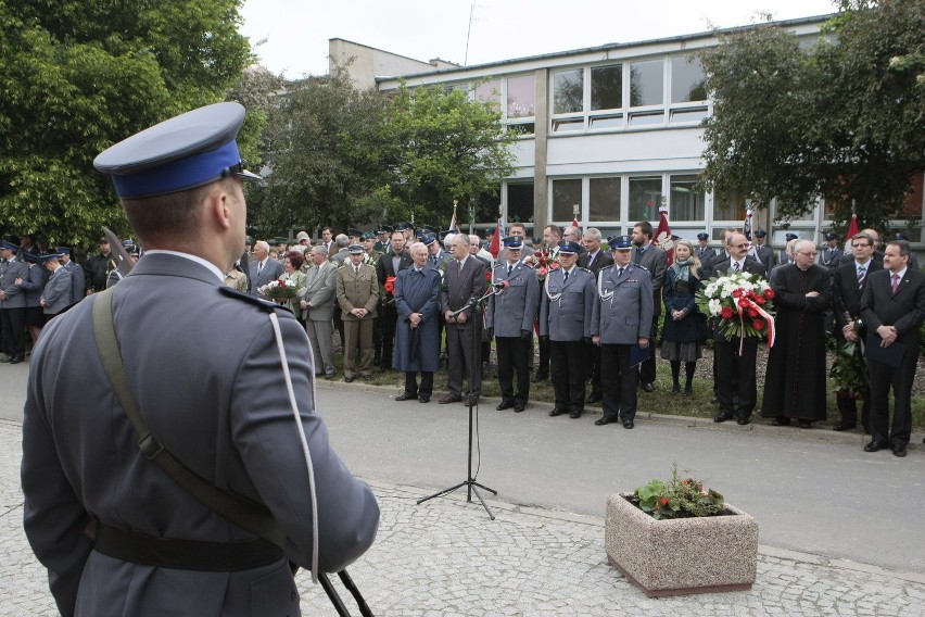 Poznań: Złożono hołd pomordowanym policjantom [GALERIA ZDJĘĆ, FILM]