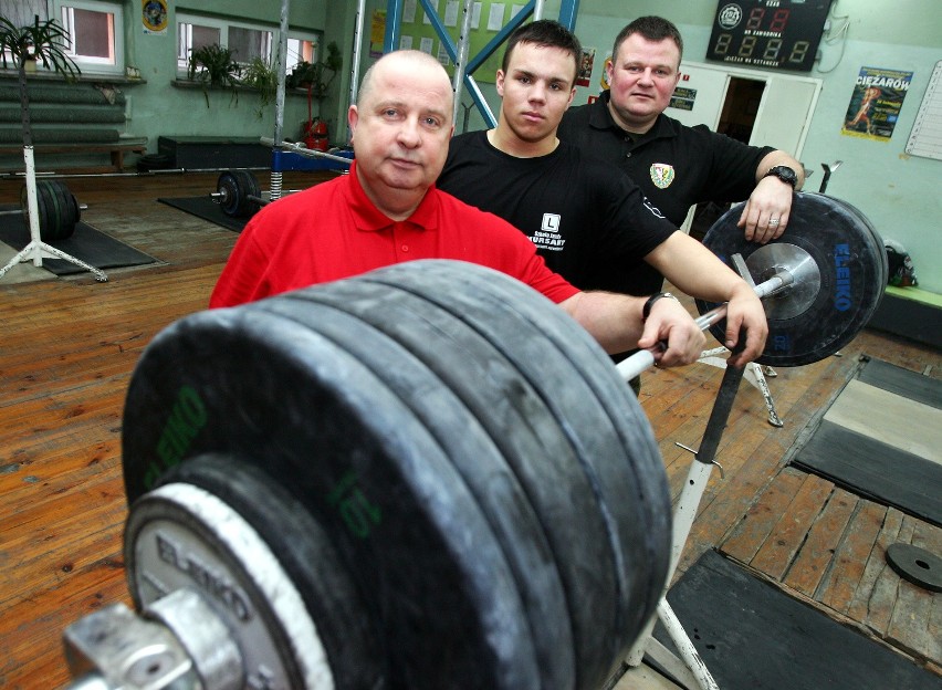 Od lewej trener Chlebosz, talenciak Koterba i prezes Jędra