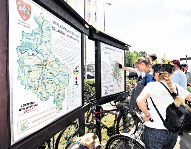 Nad Maltą, oprócz drogowskazów, życie rowerzystom ułatwiają  tablice z mapami tras