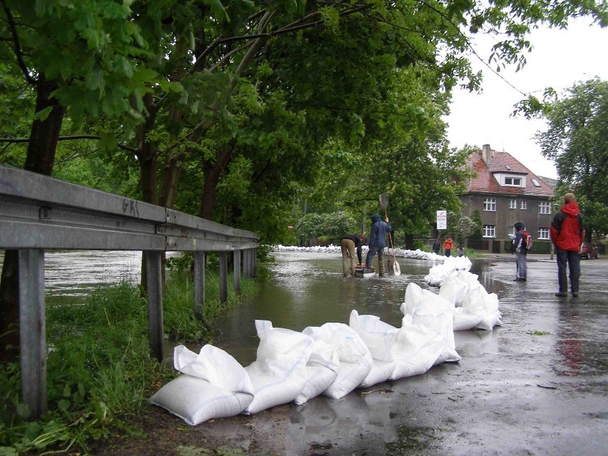 Kłodnica wylała w centrum Gliwic, w pobliżu komendy straży...