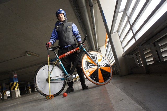Marcin "Sieciu" Sieciechowicz jest szefem bike polo Poznań