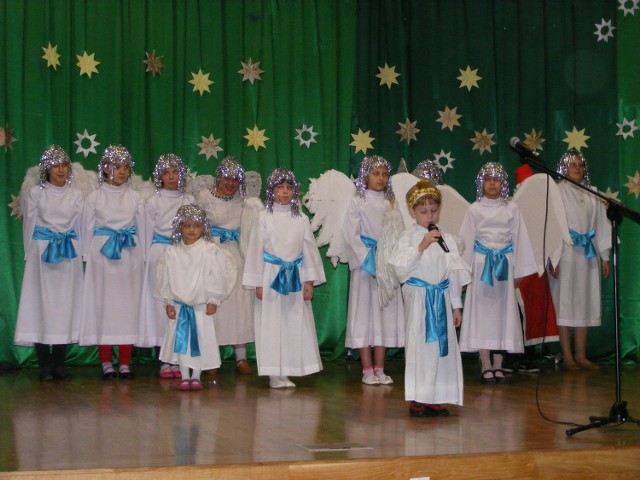 Dzieci objęte pomocą przez GSPON recytowały wiersze raz śpiewały kolędy