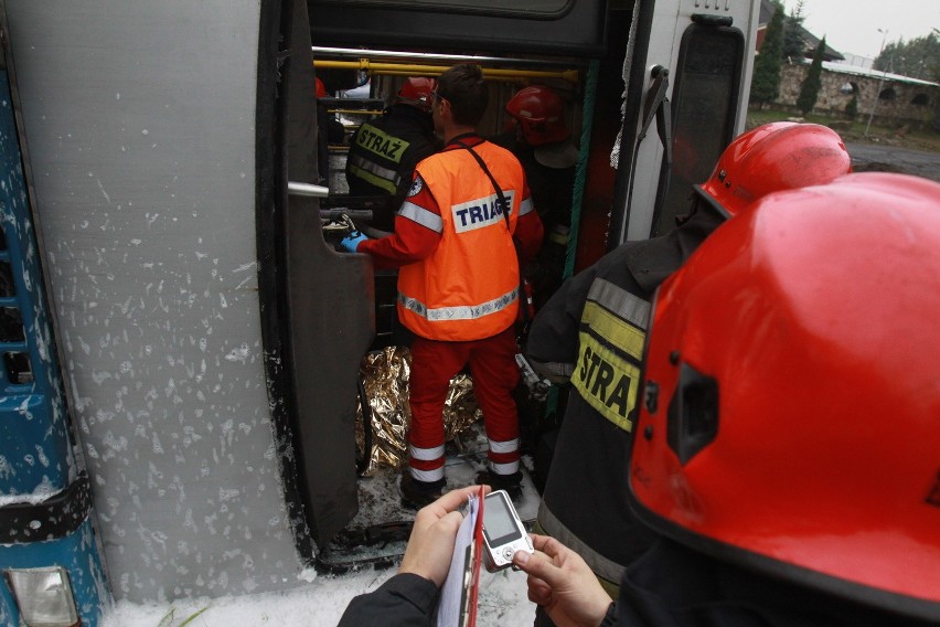 Wypadek autobusu w Lipinach [ZDJĘCIA Z ĆWICZEŃ STRAŻAKÓW]