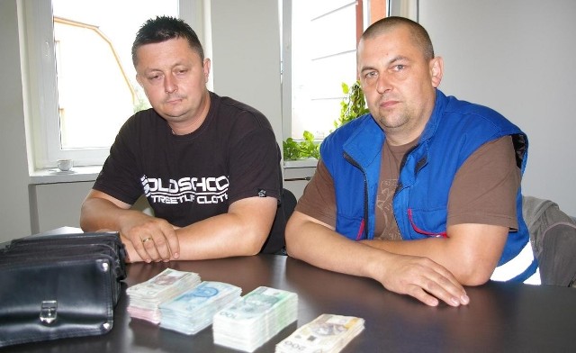 Mężczyźni postanowili oddać saszetkę właścicielowi Od lewej Robert Piosik i Damian Siwiński.