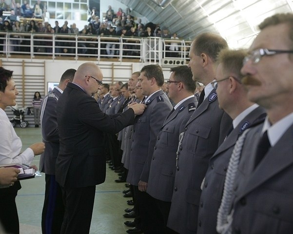 Odznaczenia Zasłużony policjant wręczał Śląski Komendant...