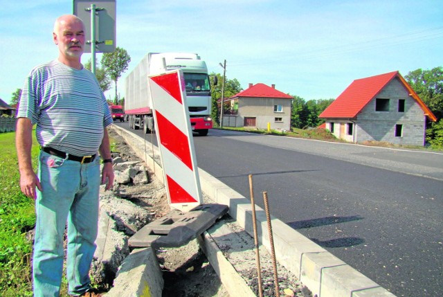 Jacek Medoń z Kossowej domaga się zbudowania pobocza i chodników przy drodze krajowej