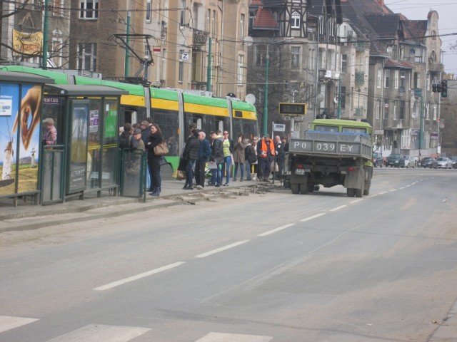 Demontaż barierek na przystanku tramwajowym na Roosevelta