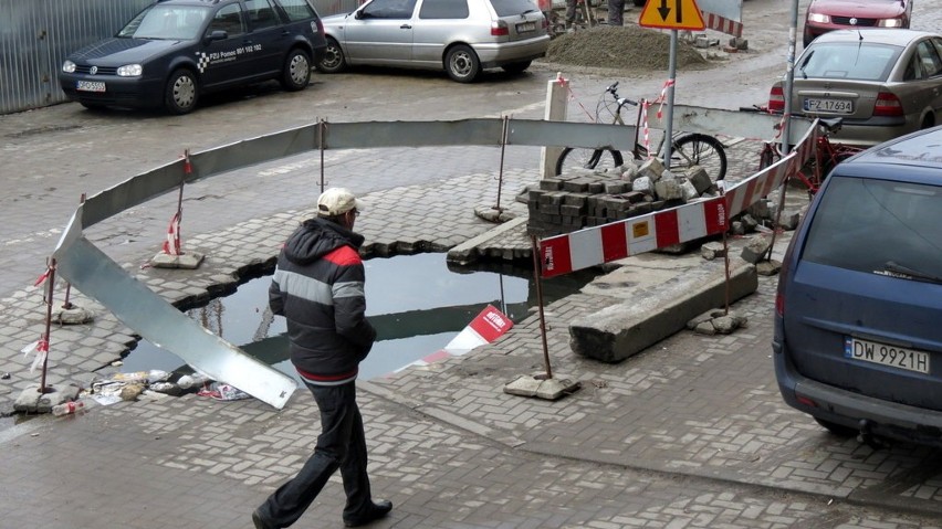 Wielka dziura na Kościuszki. Wpadają w nią ludzie (ZDJĘCIA)