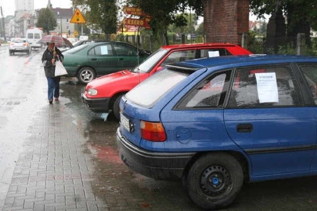 Auta na sprzedaż stoją m.in. przy cmentarzu na Rudzkiej