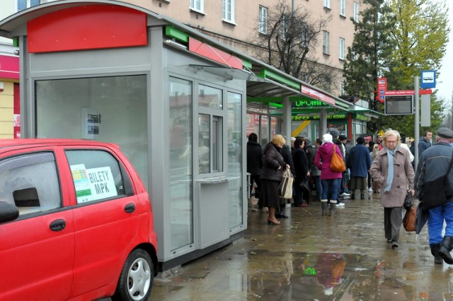 Nowe kioski przy przystankach, może i ładne, ale znacznie mniejsze