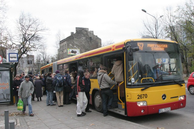 Łódzcy kierowcy często skarżą się na "styl jazdy" autobusów MPK. Jeden z naszych czytelników postanowił nagrywać te wykroczenia.