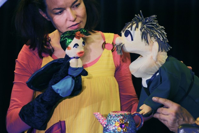 Anna Skubik i lalki w spektaklu