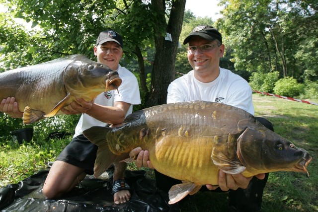 Prawie 13 kilogramów ważył karp złowiony przez Piotra Pawlaka (na zdjęciu z lewej), a niewiele mniejszego karpia (10,7 kg) złowił Krzysztof Konarski (obok)