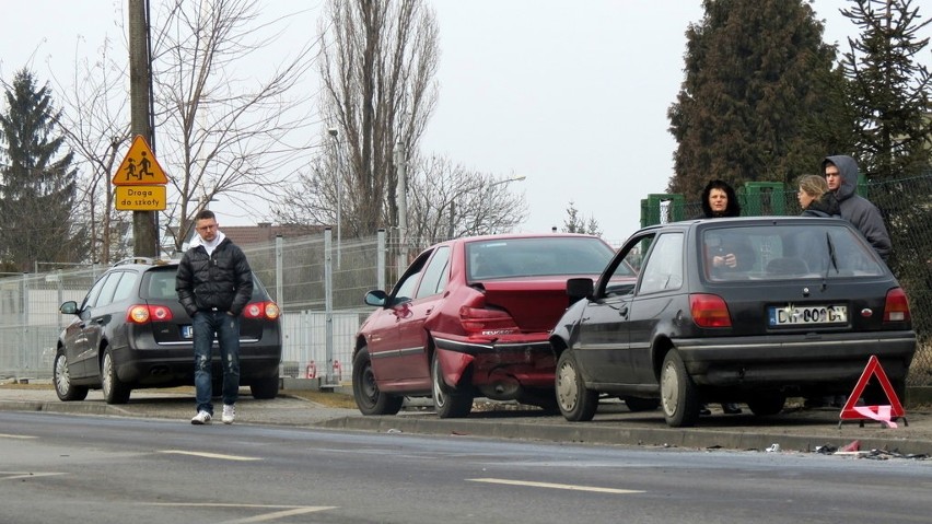 Wrocław: Zderzenie trzech aut, trzy osoby ranne (ZDJĘCIA)