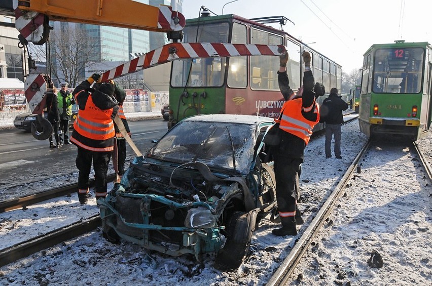 Na ulicy Królowej Jadwigi w Poznaniu samochód wypadł na...