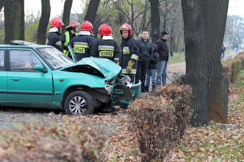 Skoda uderzyła w drzewo na Krzywoustego. Dwie osoby ranne (ZDJĘCIA)