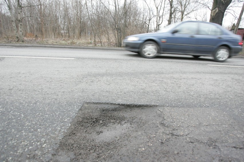 Tak otrzymasz odszkodowanie za zniszczone auto na dziurach [PORADNIK DZ]