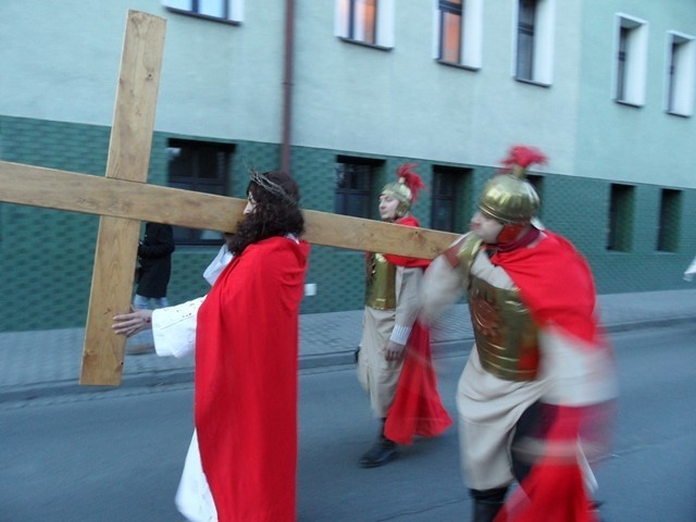 Ulicami Strumienia na Śląsku Cieszyńskim przeszła plenerowa Droga Krzyżowa [ZDJĘCIA]