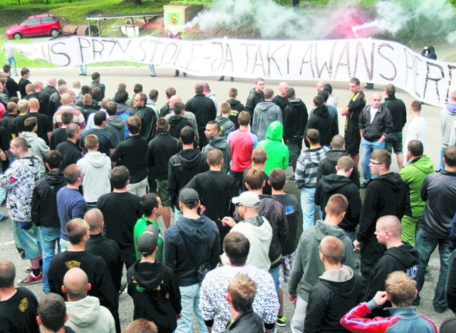 Protest kibiców GKS Katowice przed klubem
