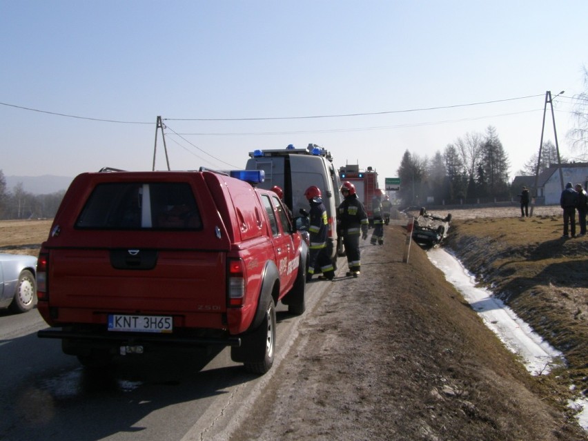 Wypadek w Ostrowsku: samochód dachował. Jedna osoba ranna [ZDJĘCIA]