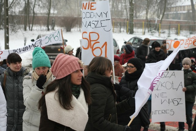 Rodzice uczniów SP nr 61 bronili szkoły urządzając blokady