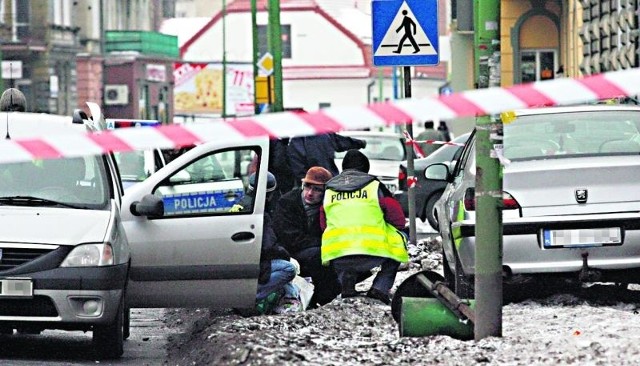 Wypadek wydarzył się na ulicy Złotoryjskiej. Kierowca i pasażerka peugeota uciekli