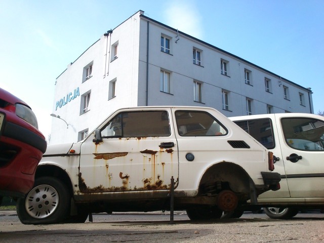 Według łodzian, wrak przy komisariacie kompromituje policję.