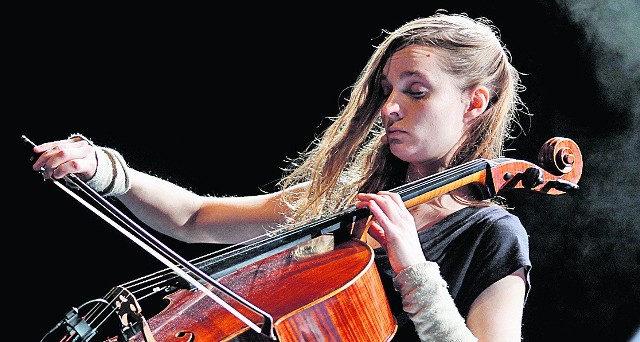 Wiolonczelistka Hildur Gudnadottir zabrała słuchaczy w chłodną krainę islandzkich pieśni