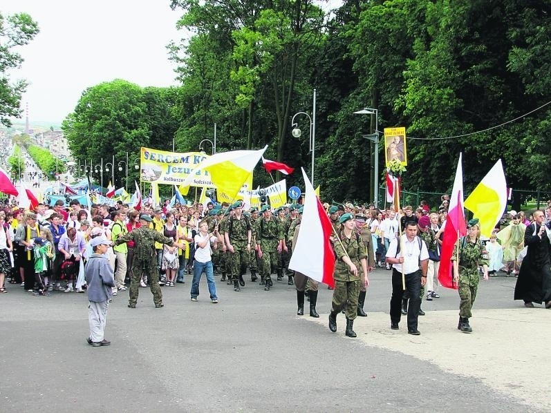 Żołnierze na pielgrzymce obchodzą święto Wojska Polskiego