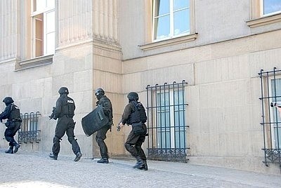 Antyterroryści odbili zakładników w Katowicach [ZDJĘCIA Z ĆWICZEŃ]