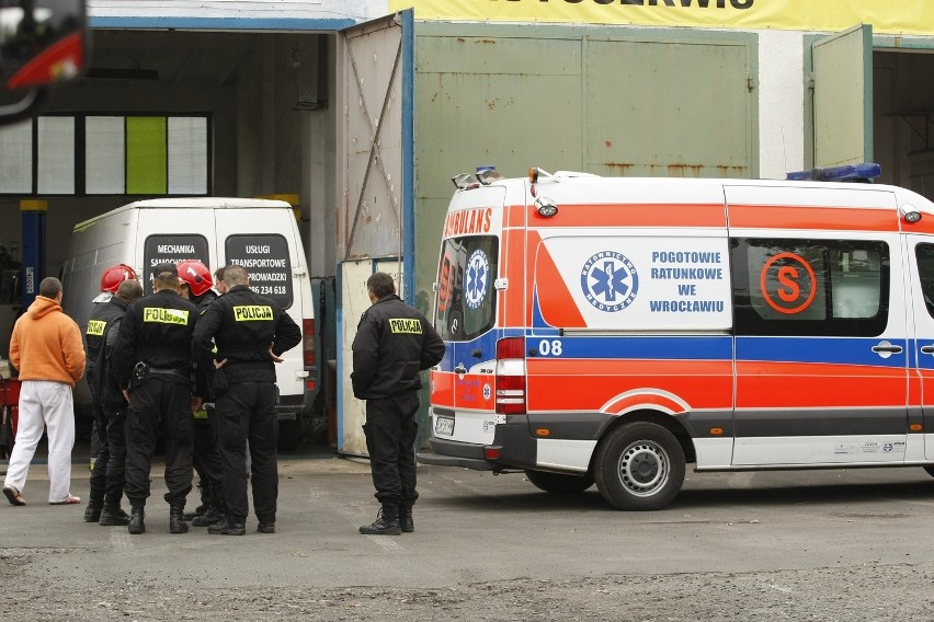 Wrocław: Wypadek w warsztacie samochodowym (ZDJĘCIA)