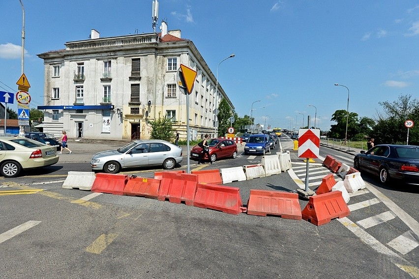 Objazdy i ogromne korki na Psim Polu. Rusza budowa ronda (MAPA, ZDJĘCIA)