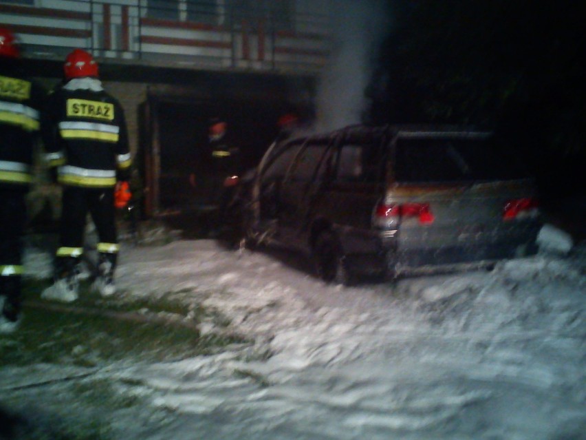 Rokitno Szlacheckie: Dom ewakuowany po pożarze samochodu [ZDJĘCIA]