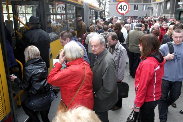 Zepsuty autobus MPK zablokował torowisko tramwajowe na Rzgowskiej przy pl. Niepodległości.