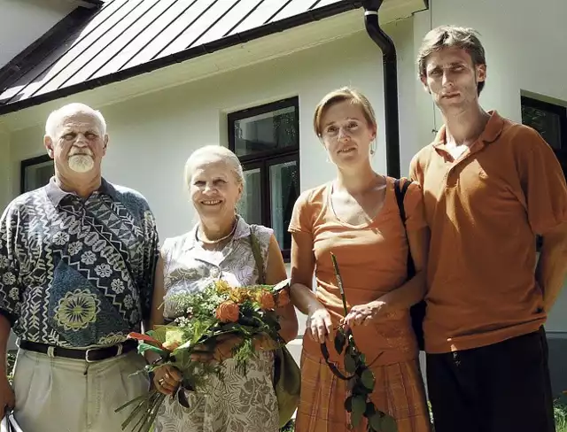 Joanna Modrzejewska (druga od lewej) z mężem Andrzejem, córką Moniką i zięciem Jackiem przed wyremontowanym dworkiem w Bronowie