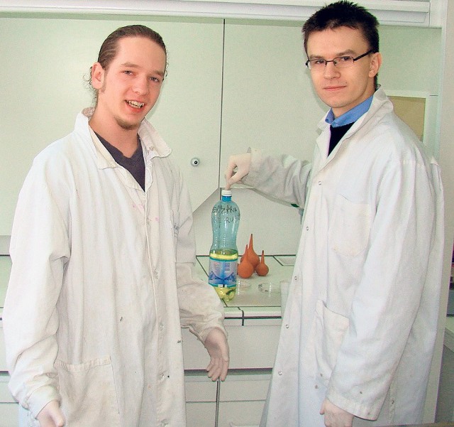 Michał Walczak i Marcin Kiwak podczas prac w laboratorium