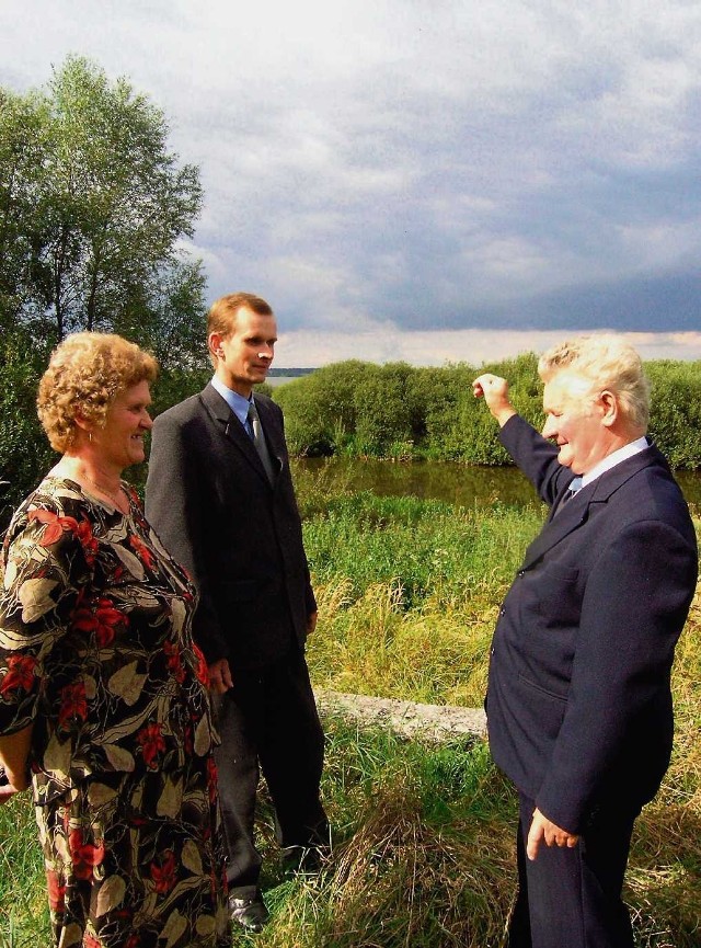 Franciszek Siemienik z żoną Barbarą i synem Adamem przy brzegu zapory goczałkowickiej