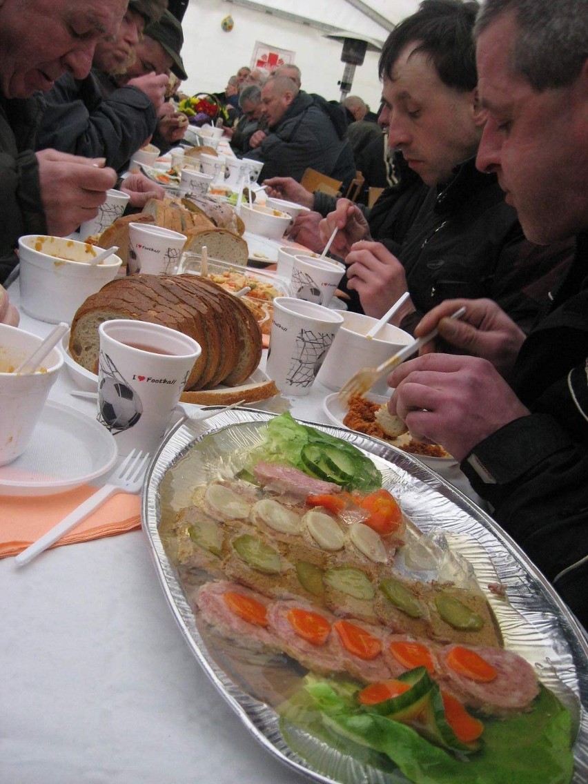Wielkanoc 2013. Śniadanie dla potrzebujących w Sopocie. Abp Głódź poświęcił pokarmy [ZDJĘCIA]