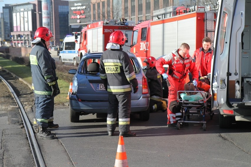 Tramwaj zderzył się z fordem na skrzyżowaniu Podwala z Oławską. Cztery osoby zostały ranne (ZDJĘCIA)