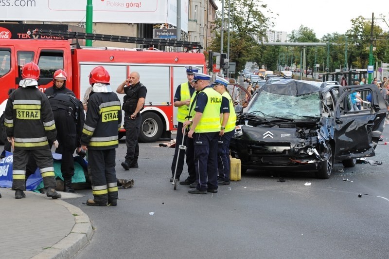 Poznań: Zderzenie samochodu z bryczką. Ranni ludzie, martwy koń! [ZDJĘCIA]