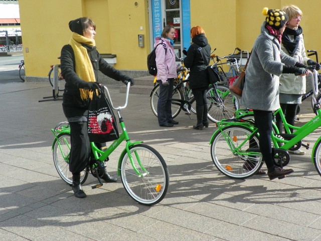 Camille na rowerze Jopo &#8211; produkowanej od 1965 roku dumie fińskiego designu.