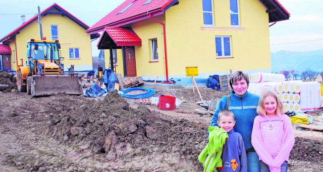 Jeszcze zanim przyszła zima, nowy dom Iwony Wojsław miał już gotową elewację